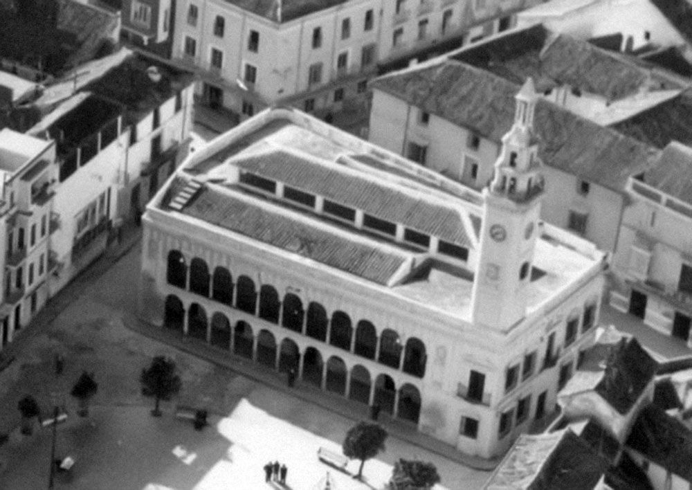 Ayuntamiento antes de su demolición. Detrás las 4 esquinas, el Bar Bilila y el Círculo Mercantil 1965
