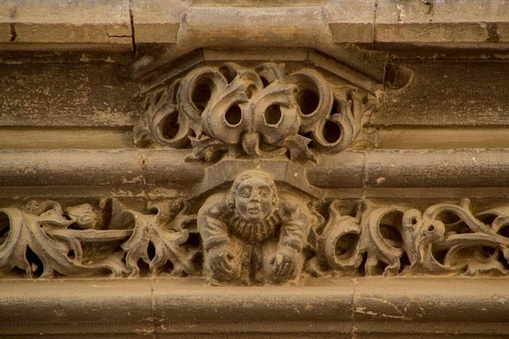 Puerta de la Virgen de la Parroquia de San Mateo
