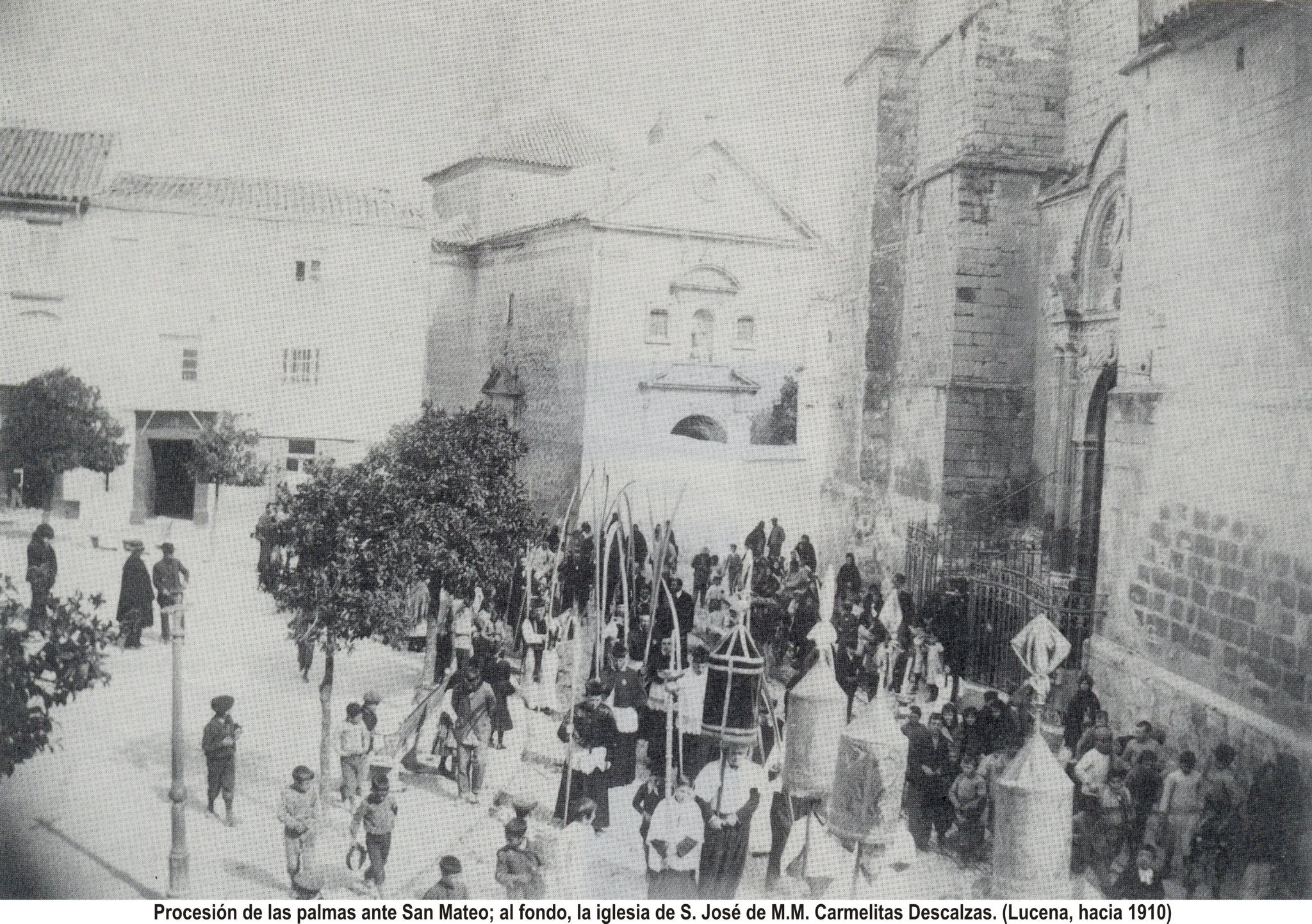 Procesión en San Mateo. Iglesia Carmelitas Descalzas al fondo. 1910