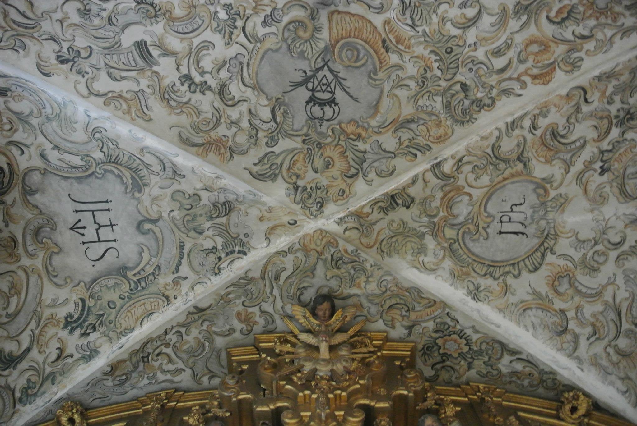 Bóveda de arista pintada al fresco en una capilla lateral de la iglesia de Santo Domingo