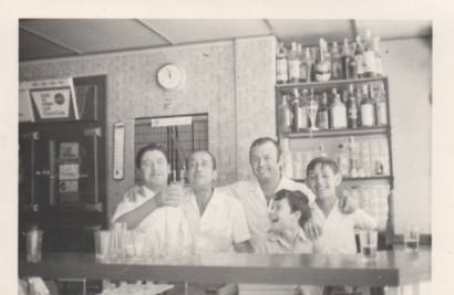 Trabajadores del bar Regio en la plaza nueva. 1970